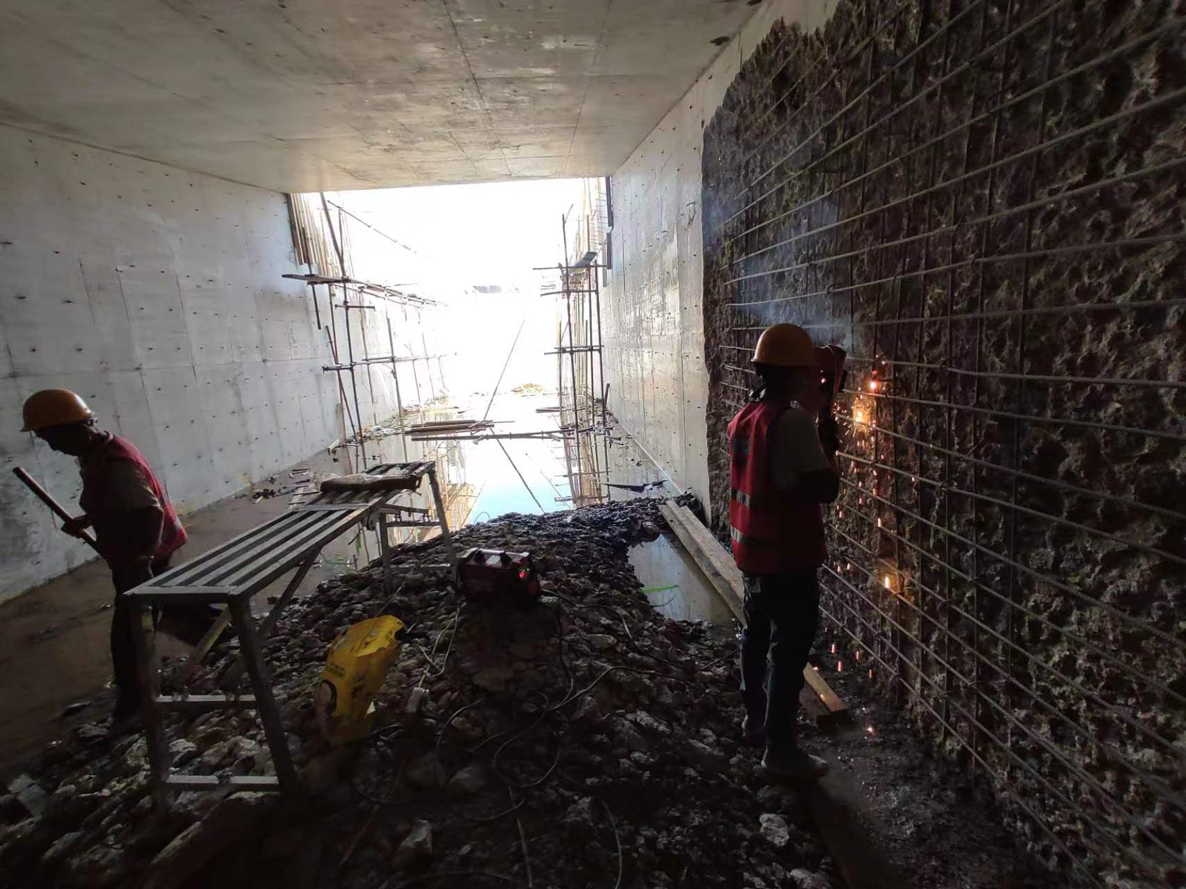 安乡挖断承重墙导致楼体开裂，加固施工方案出炉